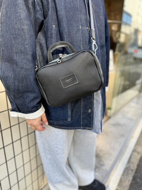 残りわずか【青山限定】MUG Q Black×TiffanyBlue:マグ キュー ブラック×ティファニーブルー