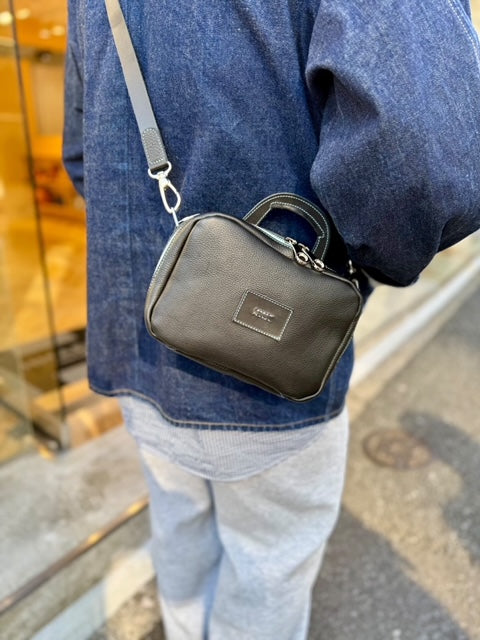 残りわずか【青山限定】MUG Q Black×TiffanyBlue：マグ キュー ブラック×ティファニーブルー